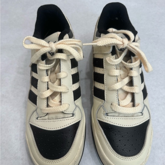 EUC Adidas FORUM LOW CL SHOES Black and Cream Size 7.5 - Picture 3 of 8